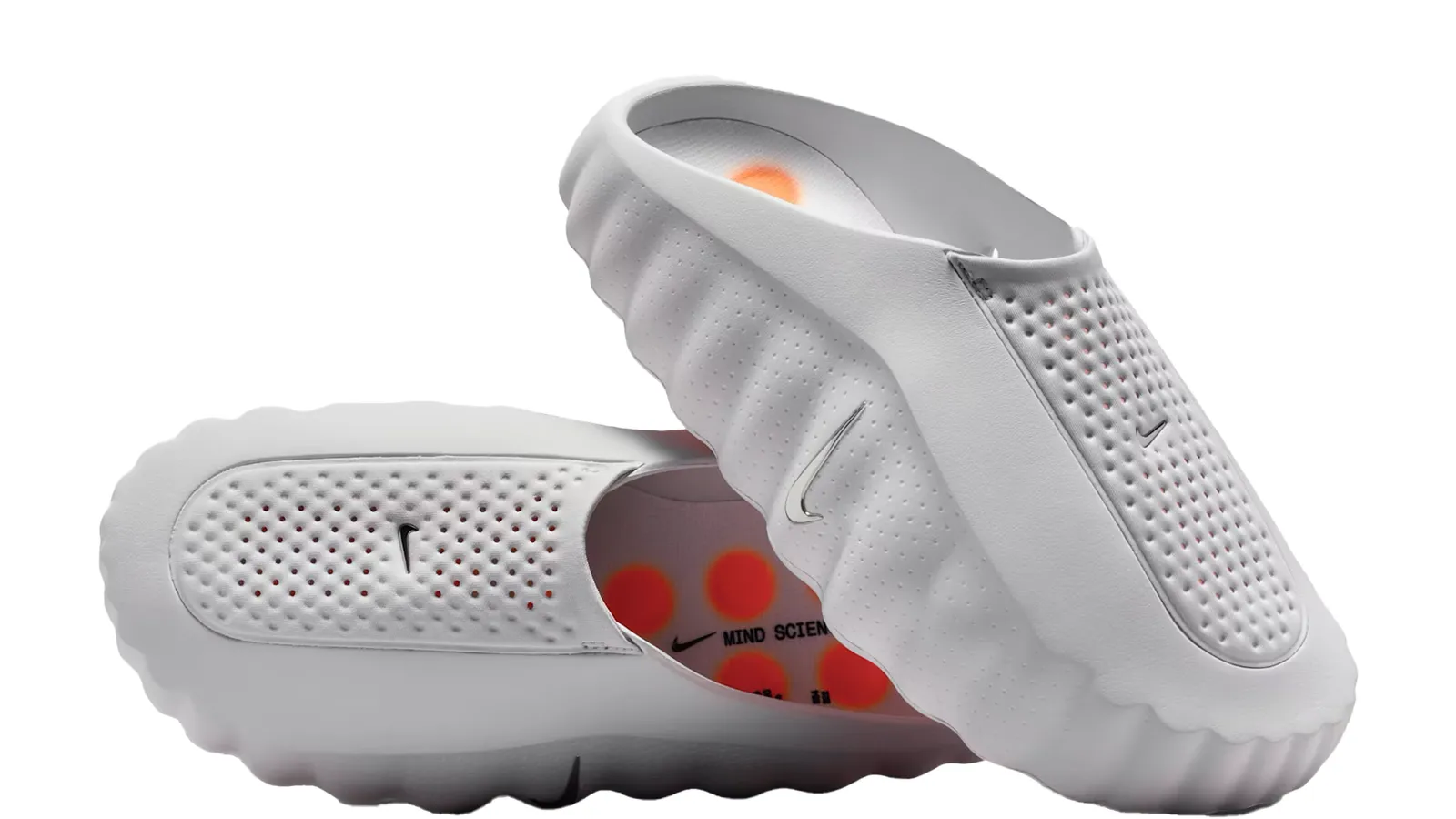 De Nike Mind 001 combineert een minimalistische mule-vorm met futuristische details.